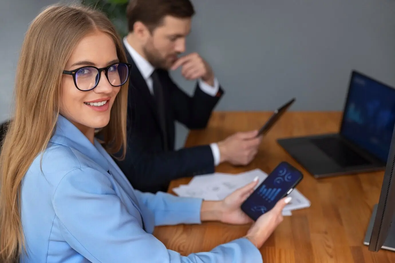 Person, die Finanzdiagramme betrachtet